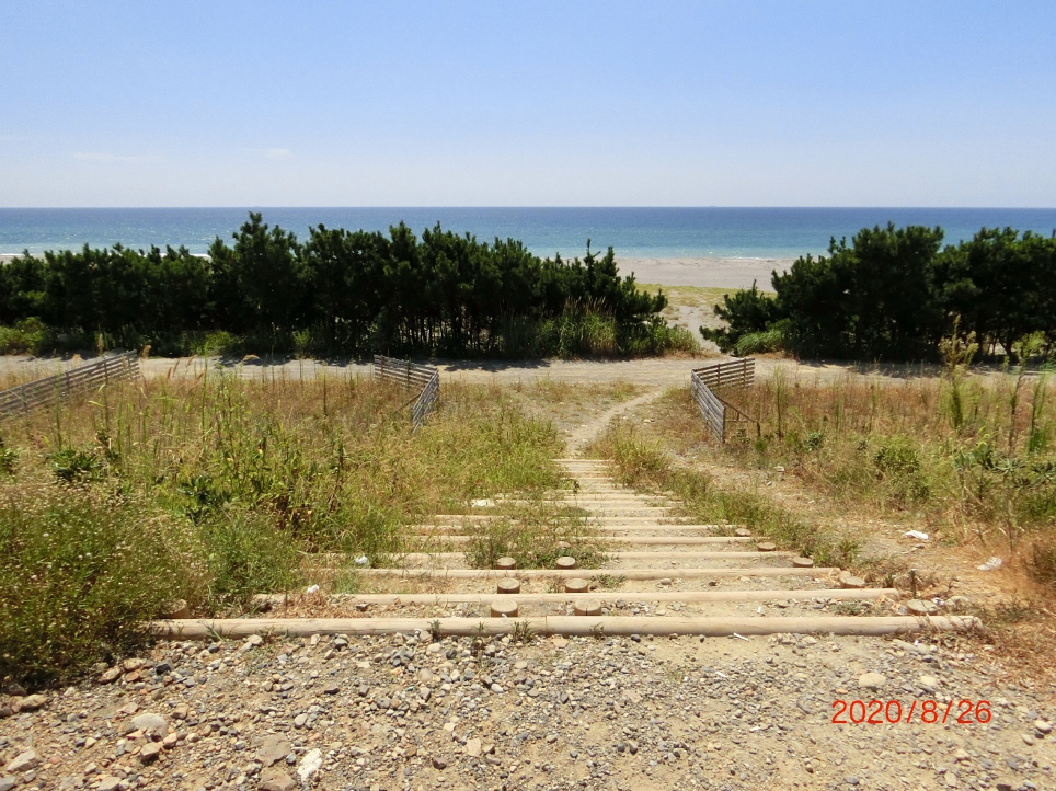 倉松海岸の防潮堤上から観る遠州灘です。