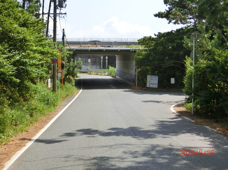 舞阪海岸の駐車場出入口です。国道1号線の下を通過して入ります。