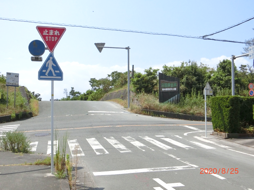 中田島海岸の駐車場出入口です。向かって右手に「白羽保全林・遠州灘海浜公園」の看板があります。
