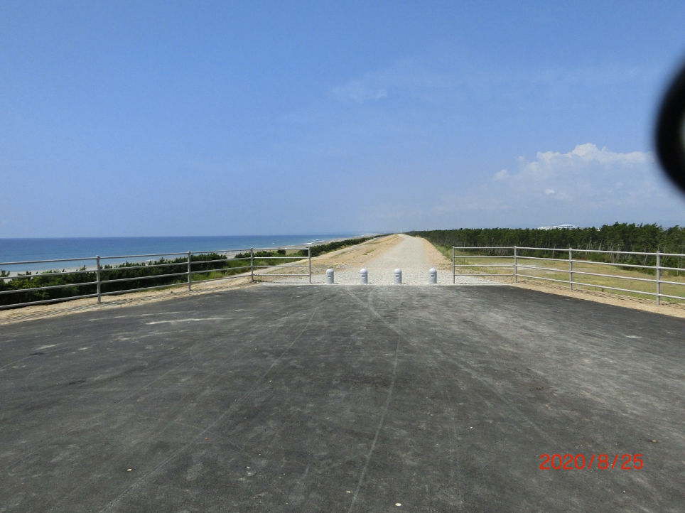 スロープの先の中田島海岸の防潮堤上から米津海岸方面を臨みます。