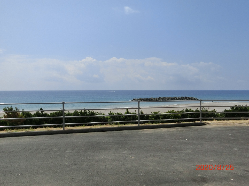 中田島海岸の防潮堤上から沖の3番（西端）テトラ帯を臨みます。