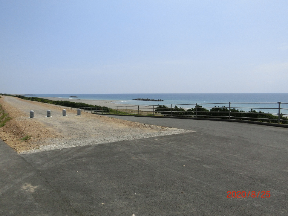 中田島海岸の防潮堤上から、沖の、東から数えて1番テトラ帯、2番テトラ帯を臨みます。