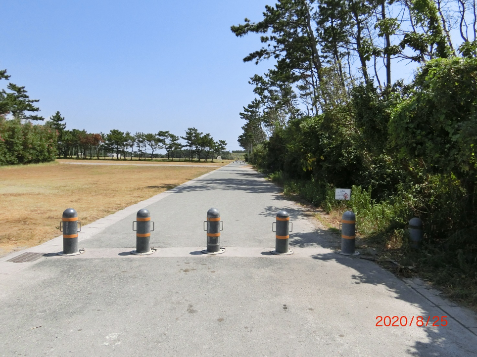 中田島海岸の駐車場南東端の車止めから東へ歩くと、防潮堤へ上る階段があります。