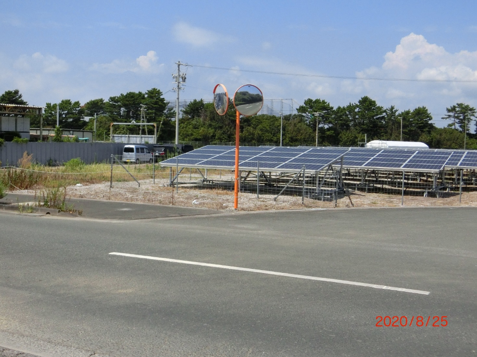 篠原海岸の駐車場出入口前にはソーラーパネルがあります。