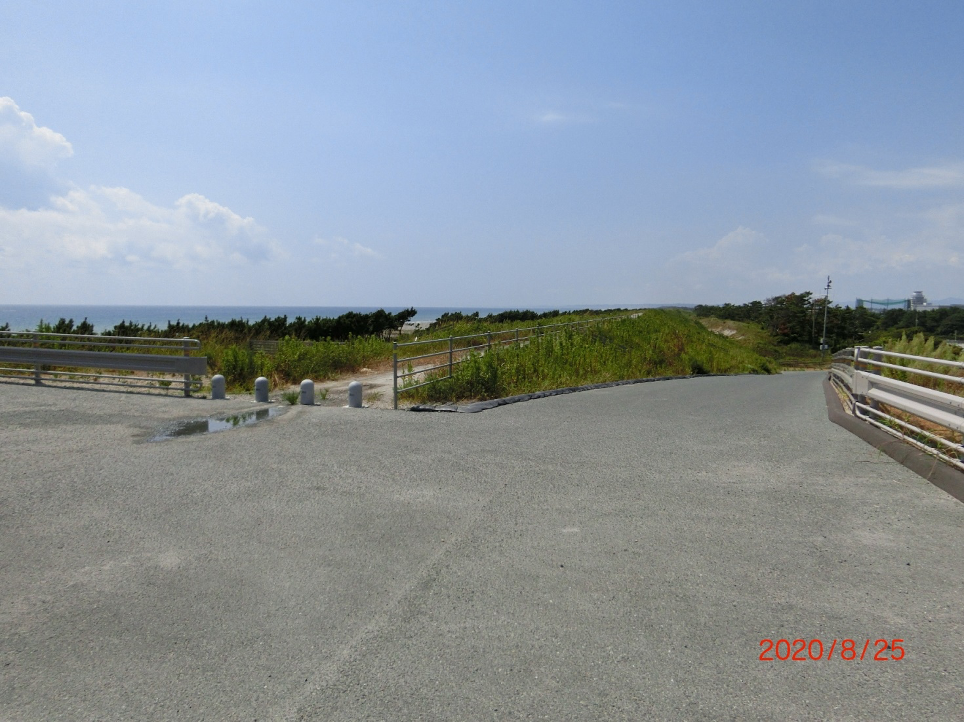 篠原海岸の駐車場出入口からスロープを上がると、駐車スペースがあります。