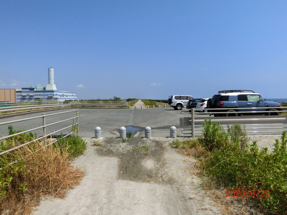 防潮堤上の篠原海岸の駐車場には、約15台分の駐車スペースがあります。