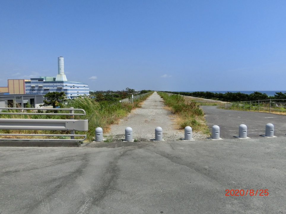 防潮堤上の篠原海岸の駐車場から東方面、「浜松市西部清掃工場」を臨みます。