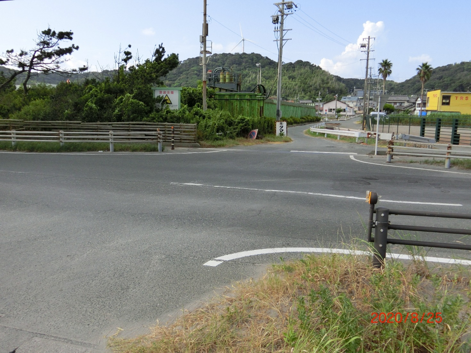 「タマヤ湖西工場」の東側を通過して、駐車場に入ります。「国道1号線の大倉戸IC」を出て直進（西進）しても、下の画像の交差点に出ます。