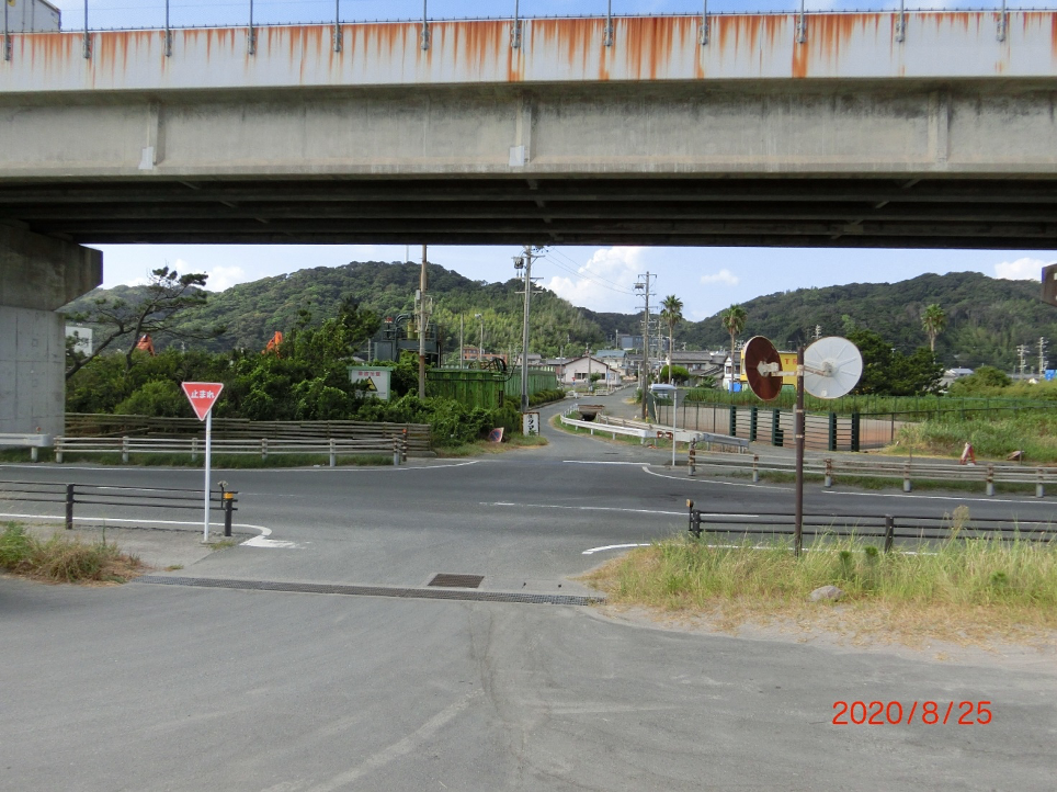  「タマヤ湖西工場」の東側を通過して、「国道1号線」の下を通過すると、「白須賀海岸東の駐車場」に入れます。