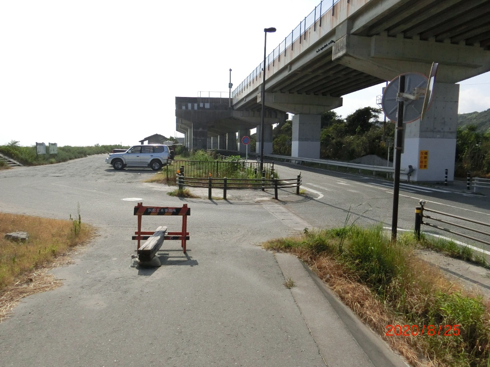 「国道1号線」の下を通過すると、「白須賀海岸西の駐車場」に入れます。