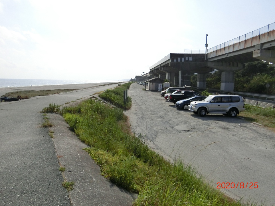「白須賀海岸西の駐車場」の出入口付近から西を臨みます。