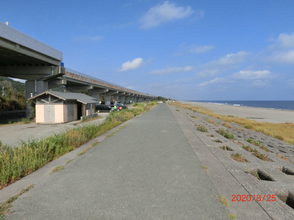 「白須賀海岸西の駐車場」の中央付近から東を臨みます。トイレがあります。