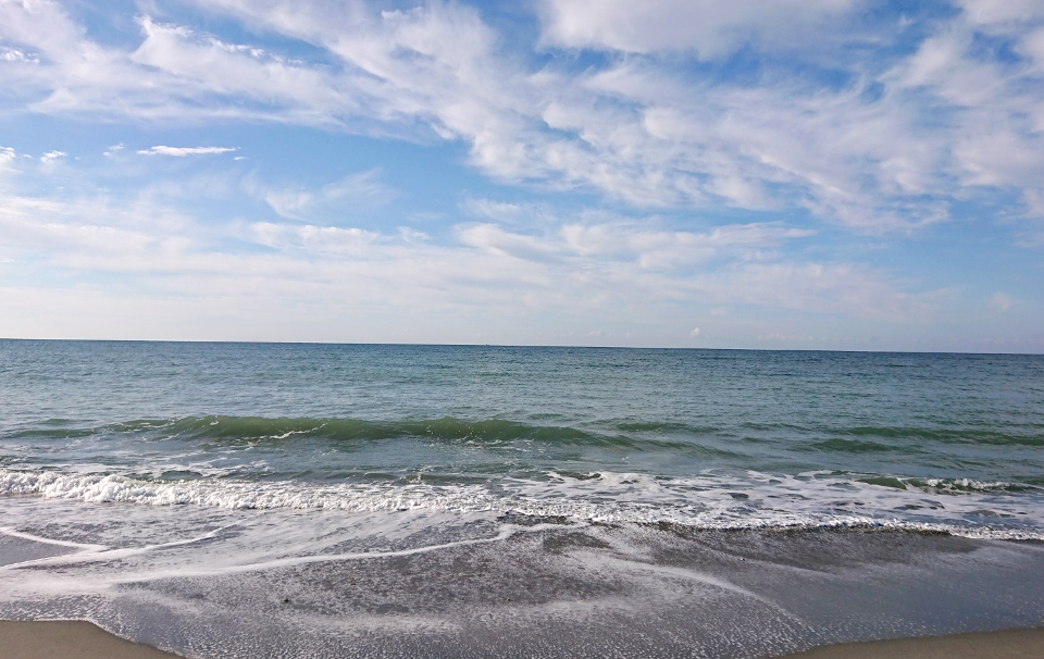 風も無く、ベタ凪ぎの倉松海岸です。（2020年10月26日・月曜日）