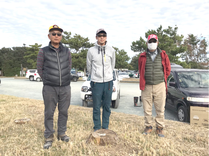 2020年11月29日（日曜日）、浜松サーフF.C.　第8回定例会上位3名。左側が2位の鈴木泰夫さん。中央が優勝の東（ゲスト）さん。右側が3位の二村健一さん。