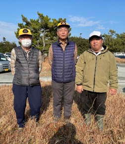 2021年12月12日（日曜日）、浜松サーフF.C.　第8回定例会上位者　優勝　鈴木さん（中央）２位根木さん（左）３位山本さん（右）