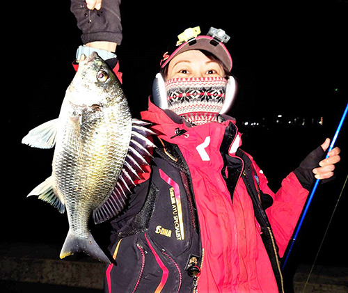 厳寒の中でキビレ34センチを釣り上げた貝塚サーフの釣りガール・梅野友美さん