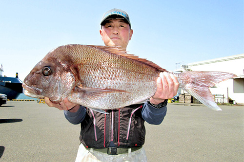 小倉メゴチサーフ・邑本さんが釣り上げたマダイ大型81センチ
