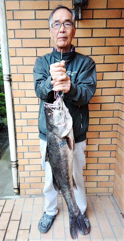 【週間投げ釣り情報】大型のスズキ87.6センチを釣り上げて誇らしげな高槻サーフの吉田さん