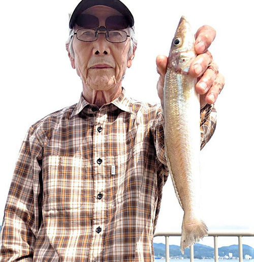 30.9センチの尺ギスを釣り上げた高槻サーフの吉田さん