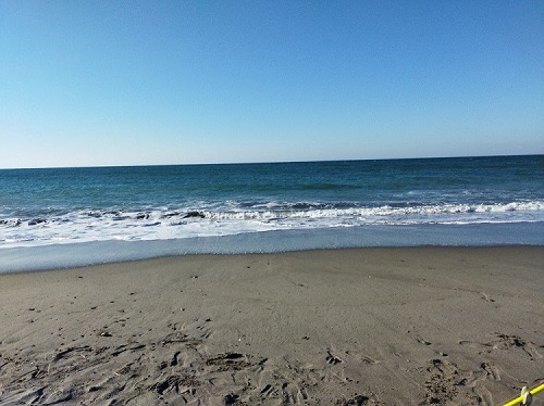 篠原海岸、波は穏やか。しかし西風がかなり強く砂が舞ってます。濁りもあります。（2022年11月27日）