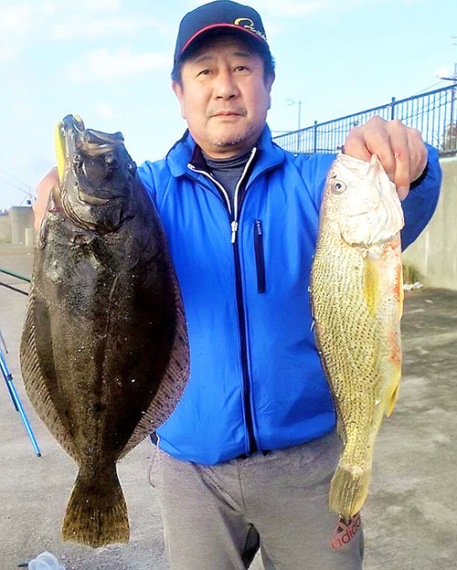 大阪黒潮サーフの畝木さんが釣り上げたニベ45センチとヒラメ47センチ