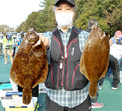 マコガレイ41と42.3センチを釣った西大阪サーフの大野さん