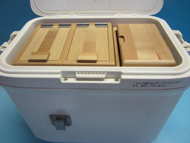 2室保存エサ箱と小出しエサ箱からなるエサ箱セットです。