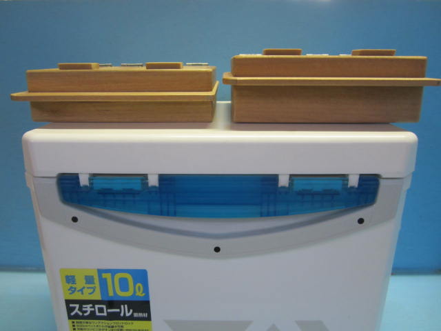 左がエサ箱セット45S（保存エサ箱の厚み45mm）右の保存エサ箱が厚み55mmの55S。