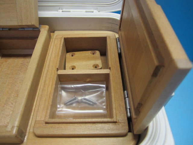 小出しエサ箱室内寸法51mm×55mm×27mm×2室。クーラー取付用のオリジナル木製ステー（ビス4本）つきです。