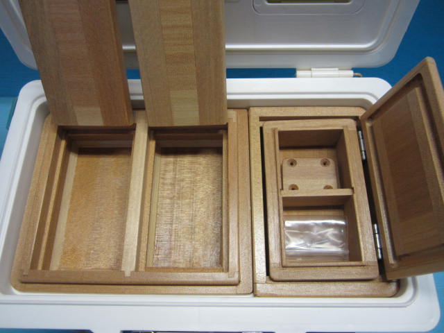 2室保存エサ箱は１室ごとにフタの付いたセパレートタイプでエサ箱に直接内枠をはめ込んだ内枠一体型。小出しエサ箱は小出し専用内枠に収納する仕様です。