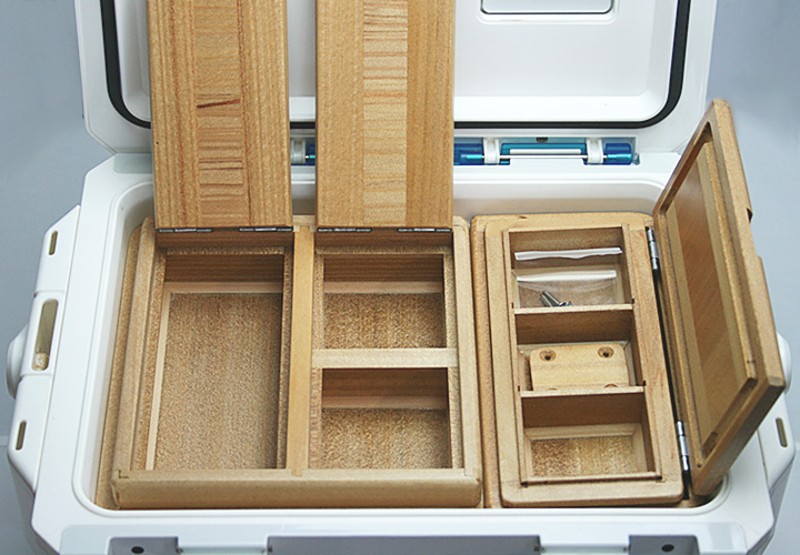 クールライン10Lクーラー用エサ箱セット50篭定別注です。クーラー取付用のオリジナル木製ステー1個・ビス4本付きです。