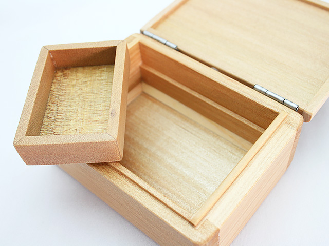 篭定木製1室エサ箱（石粉用皿付）の石粉用皿は取り外しができます。