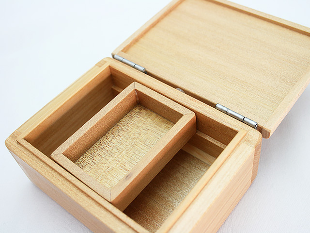 篭定木製1室エサ箱（石粉用皿付）の石粉用皿は左右にスライドができます。