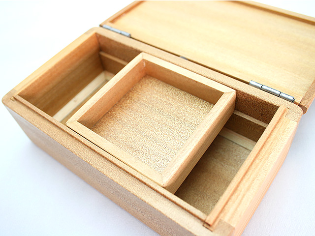 篭定木製2室エサ箱（石粉用皿付）の石粉用皿は左右にスライドができます。