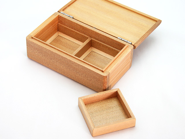 篭定木製2室エサ箱（石粉用皿付）の石粉用皿は取り外しができます。