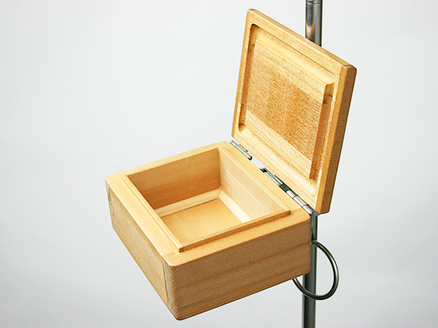 篭定木製1室エサ箱の背面に取り付けた「篭定エサ箱取付シマノ純正部品対応ステンレスステー」と、「遠州灘スペシャルII」に取り付けた「シマノ純正ホルダー（竿立用）」の接合です。