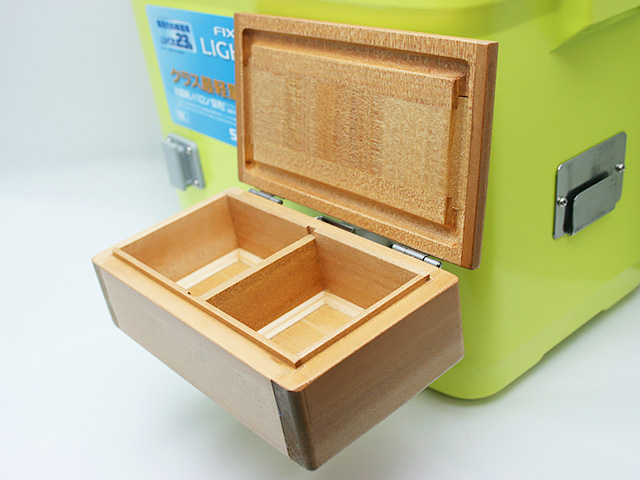 クーラーに取り付けた「篭定エサ箱ホルダー（クーラー取付用）」に篭定木製2室エサ箱を取り付けました。