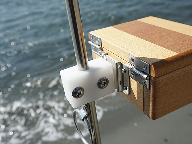 遠州
灘スペシャルIIに篭定エサ箱ホルダー（直径10mmのサンドポール取付用）を取り付け、篭定木製1室エサ箱を装着しました。
