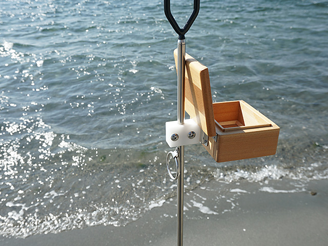 遠州灘スペシャルIIに篭定エサ箱ホルダー（直径10mmのサンドポール取付用）を取り付け、篭定木製1室エサ箱を装着しました。